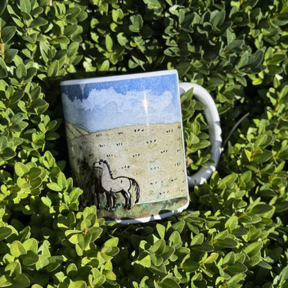 Kubek ceramiczny z końmi na polu